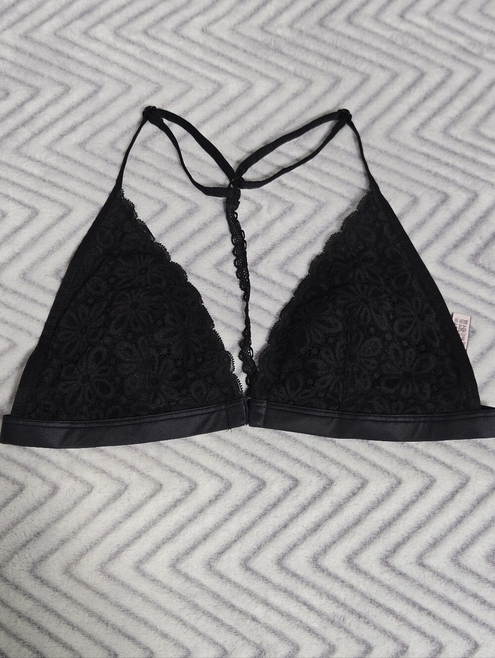 VICTORIA'S SECRET Black Daisy Lace Triangle Front Closure Padded Bra Size L